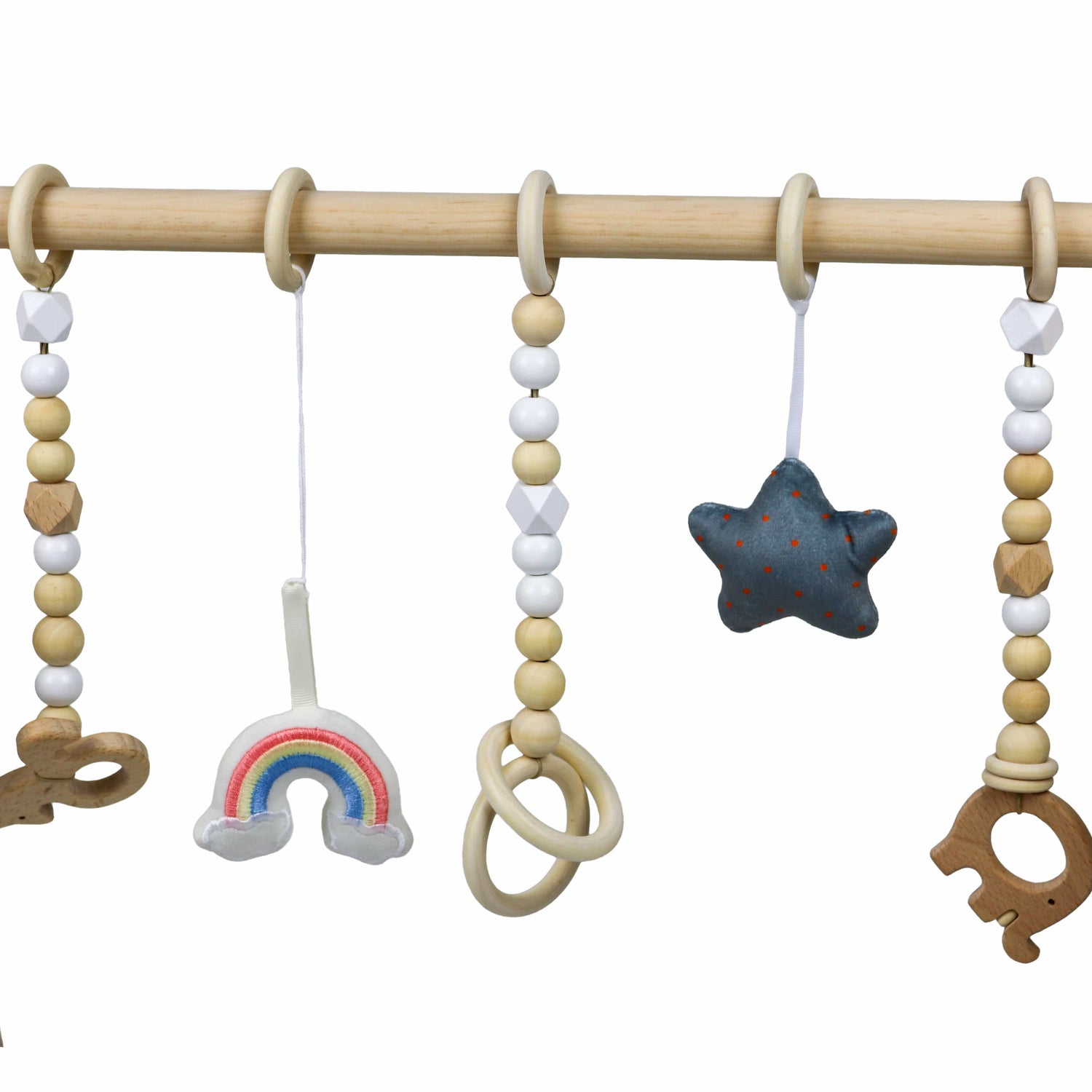 Houten baby gym met knuffels close up